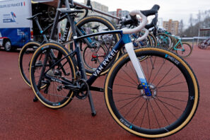 Bicicleta de ciclocross de carbono Van Rysel RCX Pro de Decathlon de Aubin Sparfel de Francia, foto de Maty Podroužek, bicicleta completa