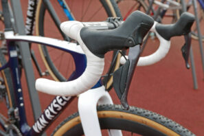 Pro Bike Check: bicicleta de ciclocross Van Rysel RCX Pro de Aubin Sparfel en CX Worlds 2024, foto de Cory Benson, palancas Dura-Ace Di2