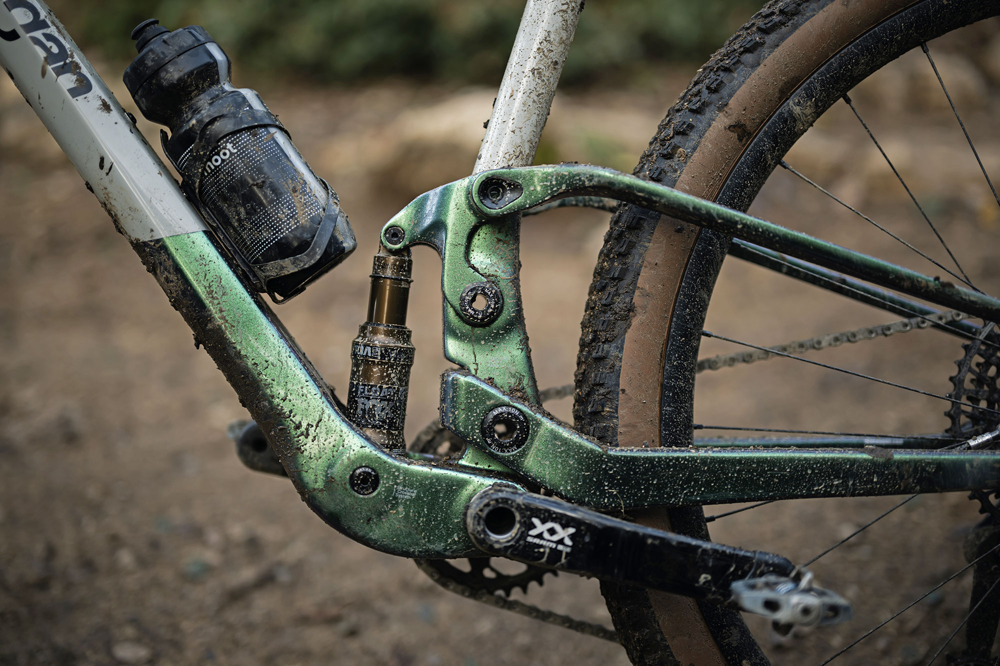 - Marchas Cicloturistas Nueva MTB maratón de cross-country de carbono ligera de 120 mm Lee Cougan Crossfire Trail, foto de Bike Connection Agency de Rupert Fowler, detalle de suspensión NDS