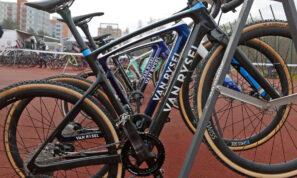 Pro Bike Check: bicicleta de ciclocross Van Rysel RCX Pro de Aubin Sparfel en CX Worlds 2024, foto de Cory Benson, bicicletas del equipo