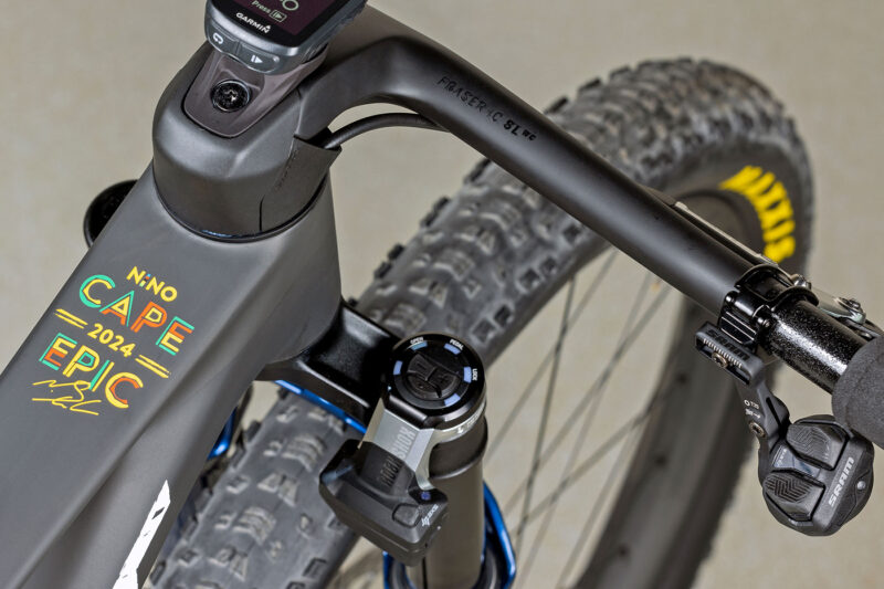 - Marchas Cicloturistas Bicicleta de carrera de edición especial Scott Spark RC x Cape Epic 2024 para la recaudación de fondos de Nino Schurter y World Bicycle Relief, detalle de cokcpit
