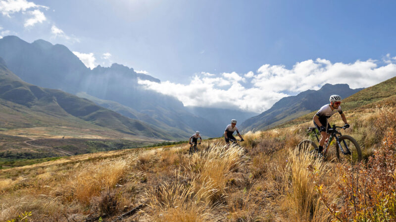 - Marchas Cicloturistas Bicicleta de carrera XC Marathon personalizada Scott Spark RC x Cape Epic para el sorteo de Nino Schurter y WBR, montando en Sudáfrica