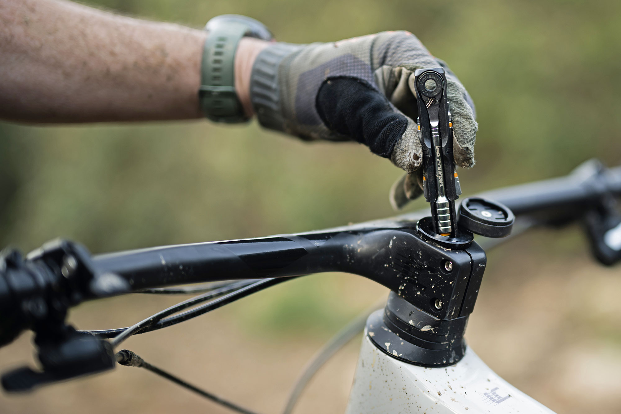 - Marchas Cicloturistas Nueva MTB maratón de cross-country de carbono ligera de 120 mm Lee Cougan Crossfire Trail, foto de Bike Connection Agency de Rupert Fowler, integración de herramientas Granite Stash