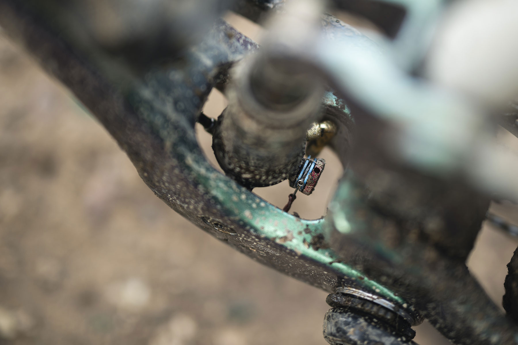 - Marchas Cicloturistas Nueva MTB maratón de cross-country de carbono ligera de 120 mm Lee Cougan Crossfire Trail, foto de Bike Connection Agency de Rupert Fowler, detalle del amortiguador SCS