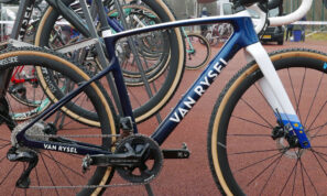 Pro Bike Check: bicicleta de ciclocross Van Rysel RCX Pro de Aubin Sparfel en CX Worlds 2024, foto de Cory Benson, pintura personalizada del Campeonato de la UE