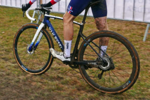 Pro Bike Check: bicicleta de ciclocross Van Rysel RCX Pro de Aubin Sparfel en CX Worlds 2024, foto de Cory Benson, carreras fuera del lado del conductor