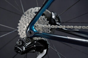 Bicicleta todoterreno Jaegher FL.X Ascender Phoenix personalizada de acero inoxidable, diseñada por IA e impresa en 3D en Bélgica, abandonadas