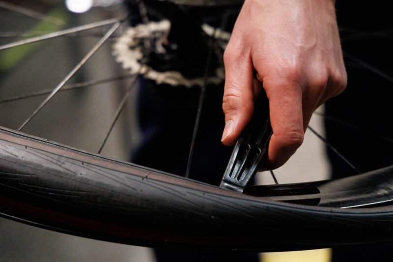 Consejos de BikeTiresDirect para montar y mantener neumáticos como un profesional