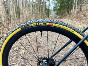 Desafío Gravine Gravel Tire lejos