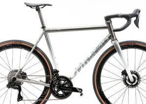 Primer plano del estudio Mocaic Cycles GT-1 iAR