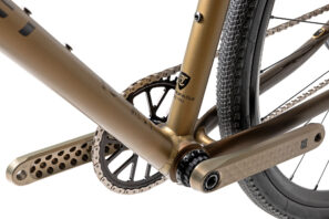 Bicicleta de gravel Titici Alloi Y de aluminio con acabado anodizado duro GHA Silver, pedalier roscado