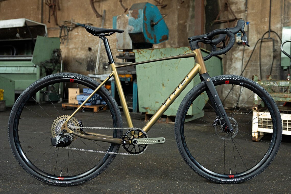 Titici Alloi Y bicicleta de gravel de aluminio italiana actualizada con acabado Killer Ano y neumáticos más grandes.