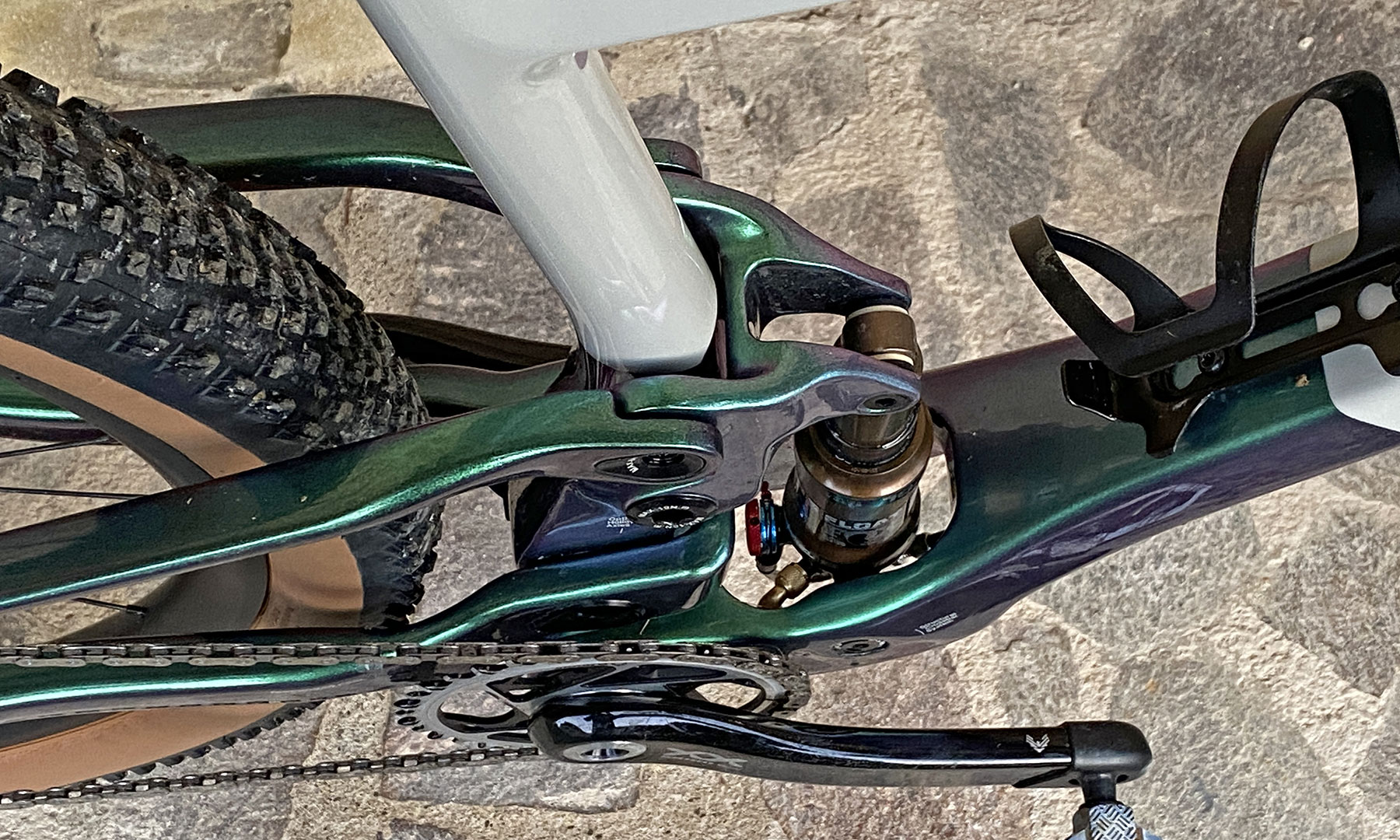 - Marchas Cicloturistas Bicicleta de montaña XC de carbono liviana Lee Cougan Crossfire Trail 2024 de 120 mm, detalle de suspensión del cuadro