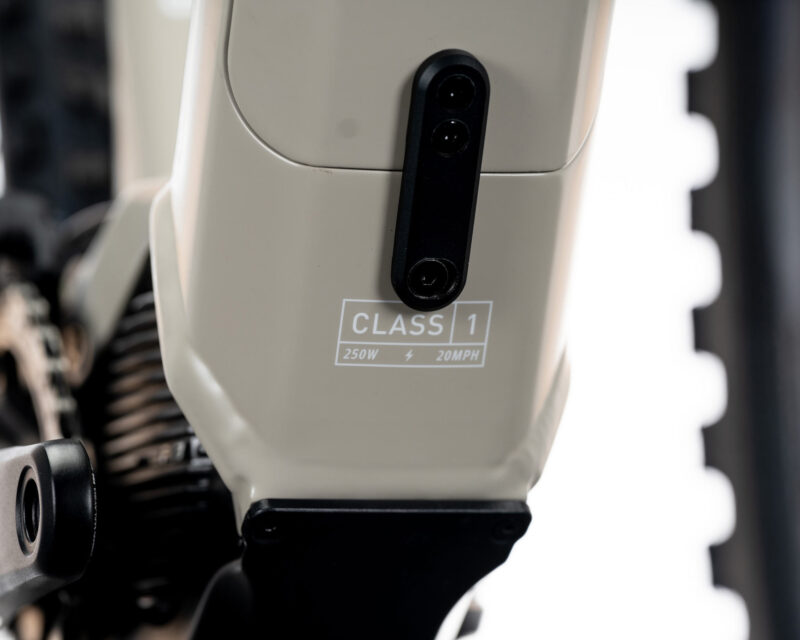 Detalles de primer plano de la e-MTB Ari Wire Peak 2024