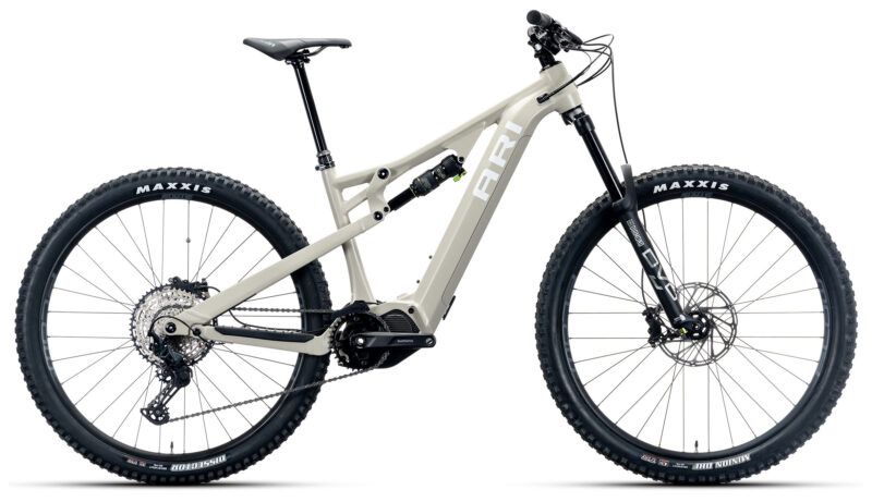 Se muestra el eMTB ari wire peak elite 2024 en color gris tostado