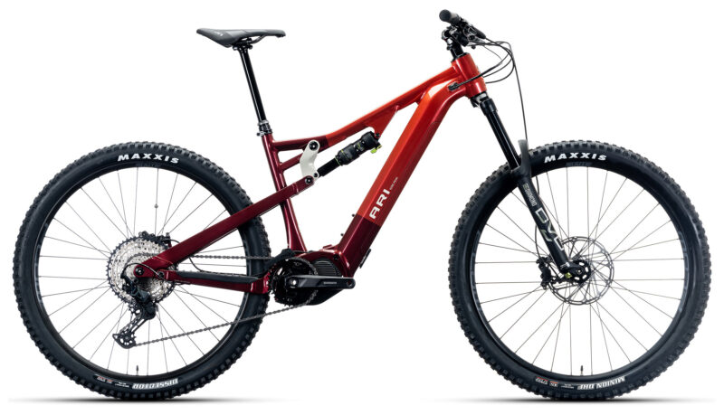 Se muestra el eMTB ari wire peak elite 2024 en color rojo