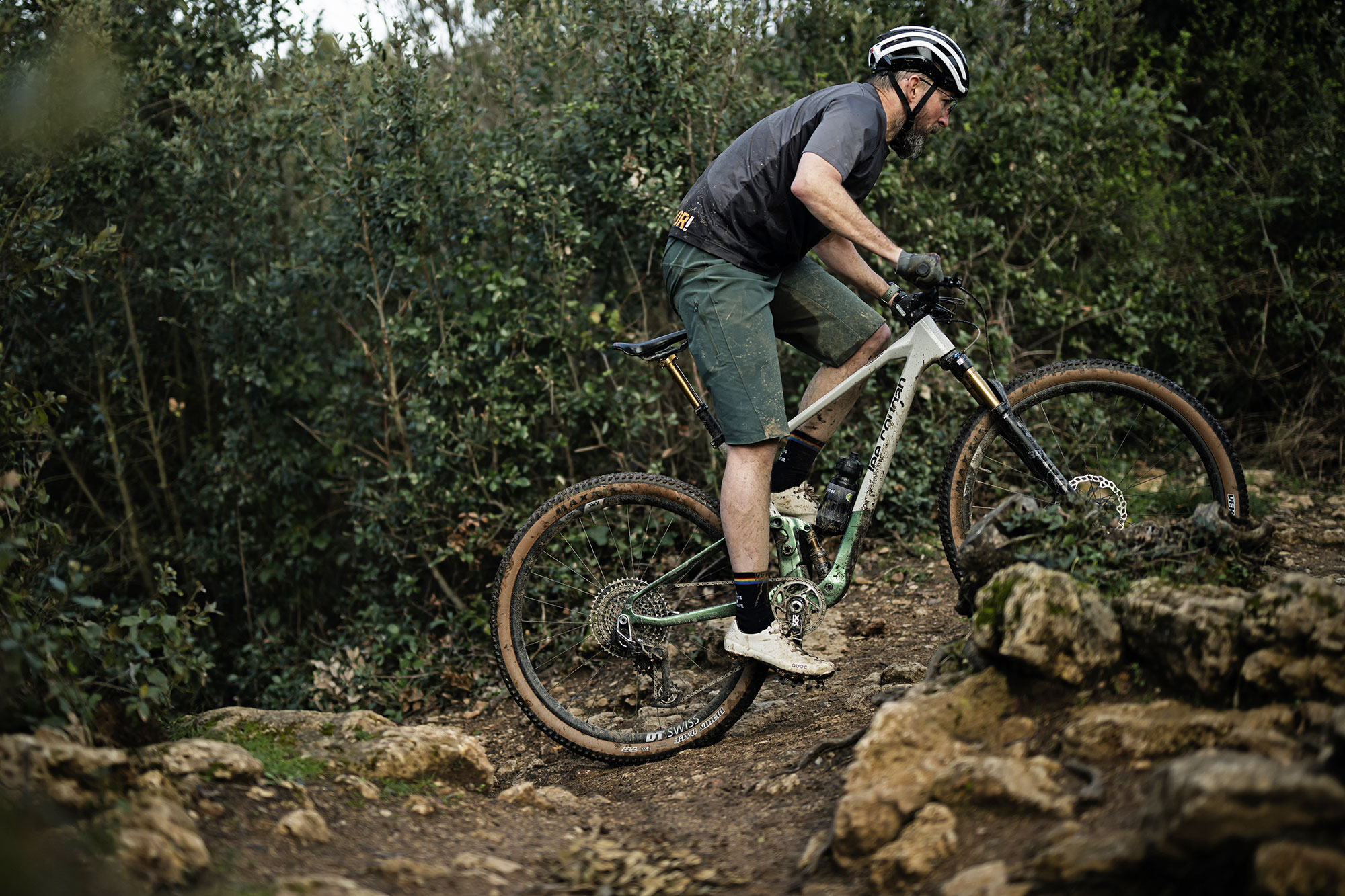 - Marchas Cicloturistas Nueva MTB maratón de cross-country de carbono ligera de 120 mm Lee Cougan Crossfire Trail, foto de Bike Connection Agency de Rupert Fowler, escalada