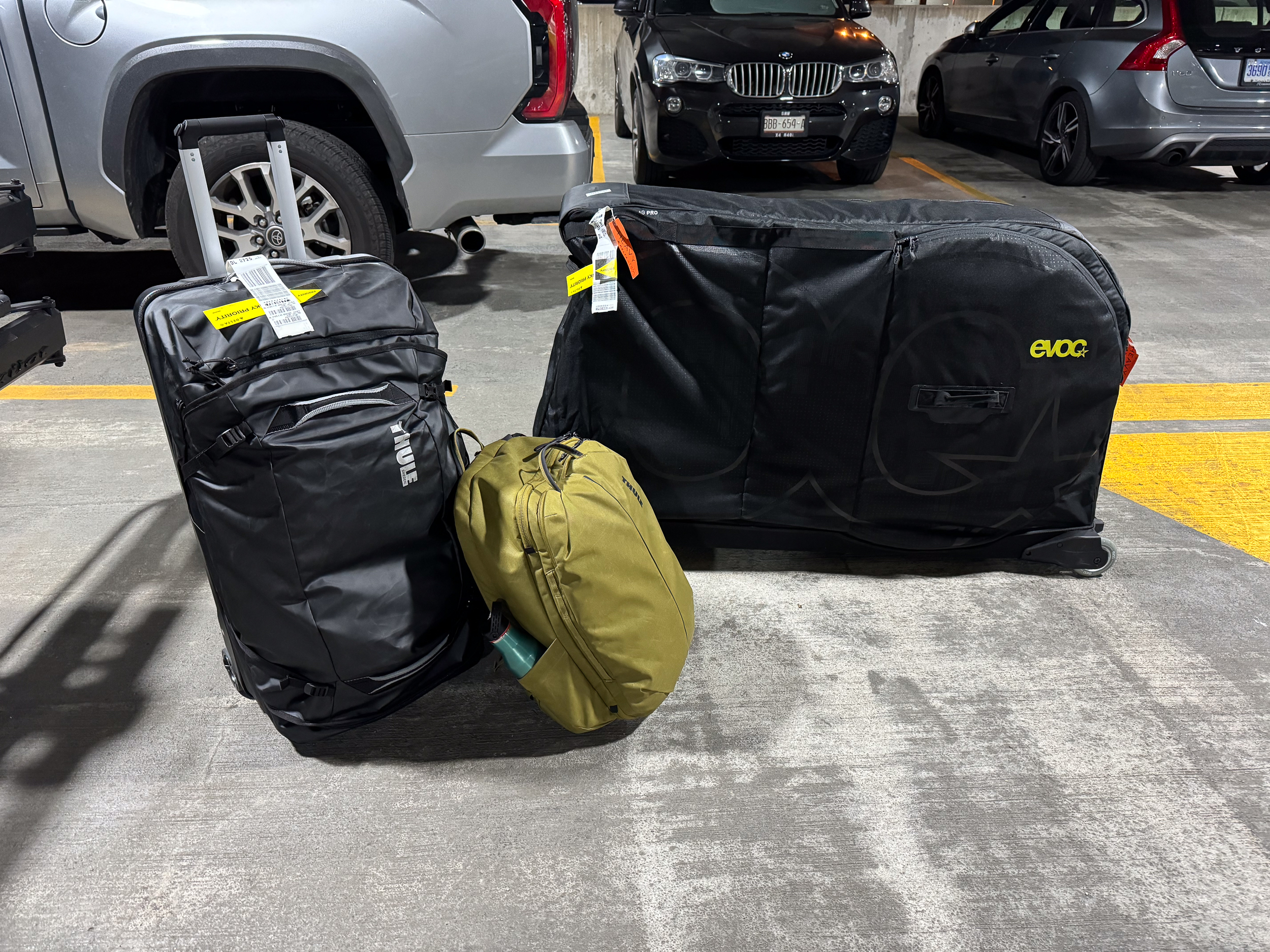 - Marchas Cicloturistas Equipaje Thule con portabicicletas en el interior.