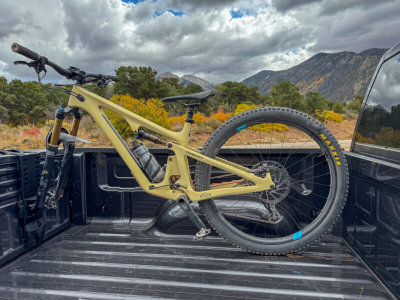 - Marchas Cicloturistas Revisión del sistema de bastidor de puerta trasera Railias, portabicicletas para plataforma de camión, con yeti Mtb