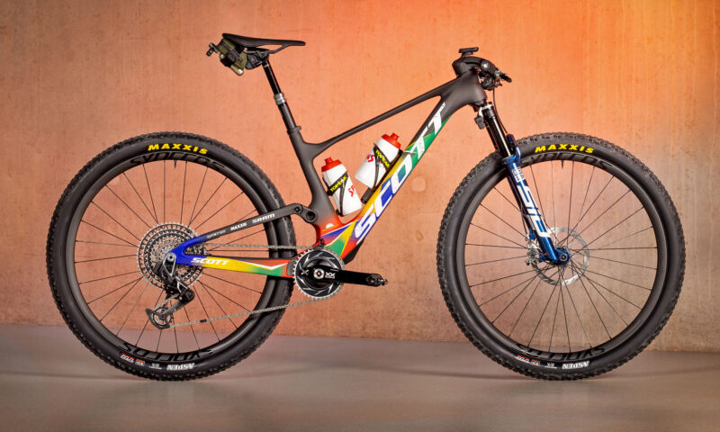 - Marchas Cicloturistas Bicicleta de carrera de edición especial Scott Spark RC x Cape Epic 2024 para la recaudación de fondos de Nino Schurter y World Bicycle Relief, completa