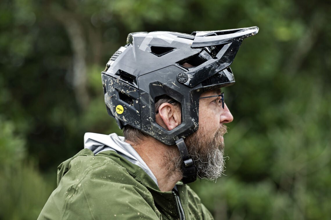 El casco de enduro iXS Set off X 3/4 Shell ofrece protección adicional con ventilación máxima: revisión