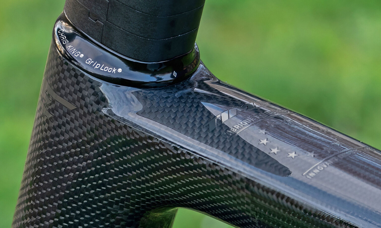 - Marchas Cicloturistas Chris King AeroSet 1 2 auriculares de enrutamiento interno integrados, en una bicicleta de gravel de carbono Time, tecnología GripLock