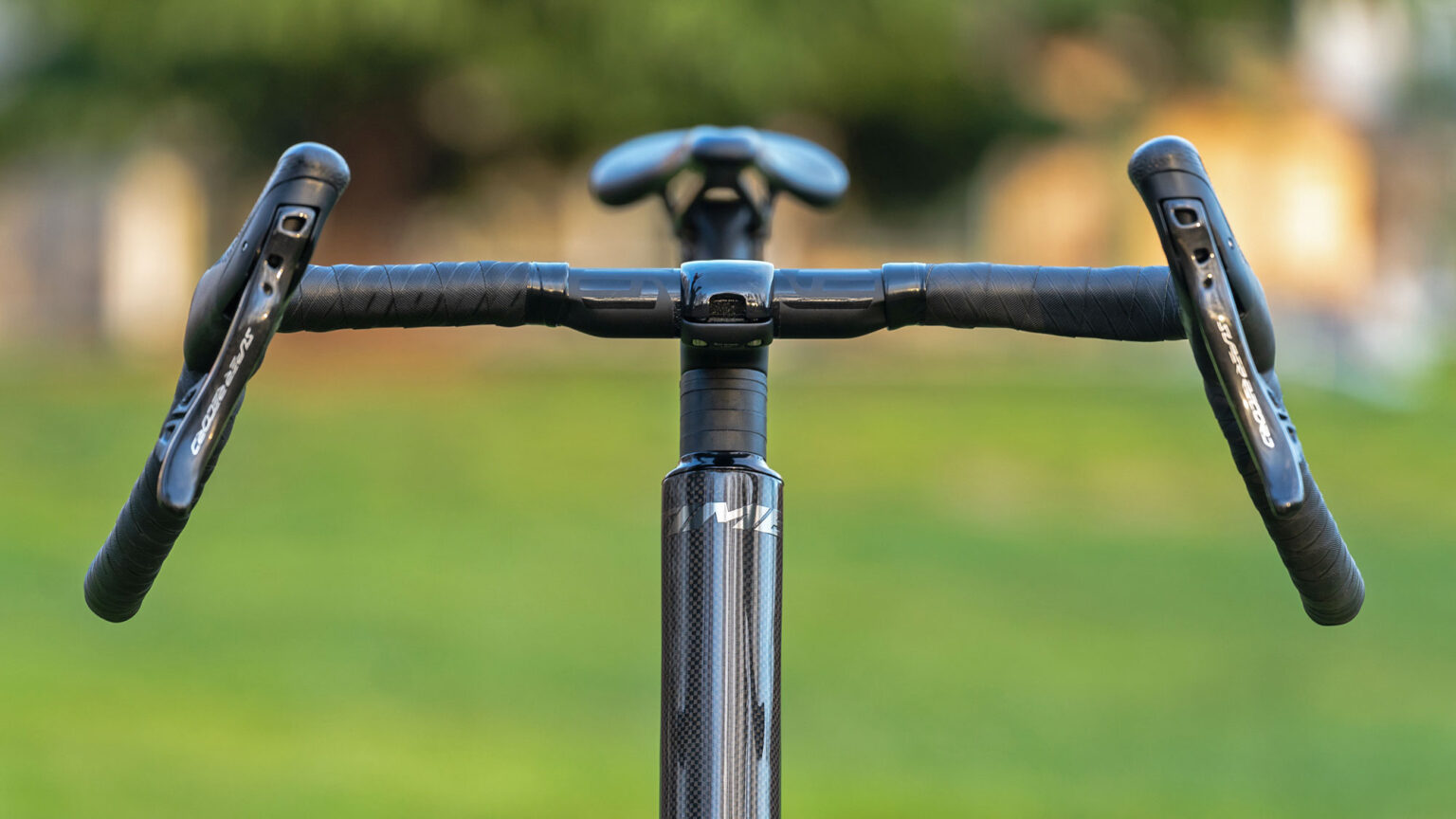 - Marchas Cicloturistas Chris King AeroSet 1 2 auriculares de enrutamiento interno integrados, en una bicicleta de gravel de carbono Time