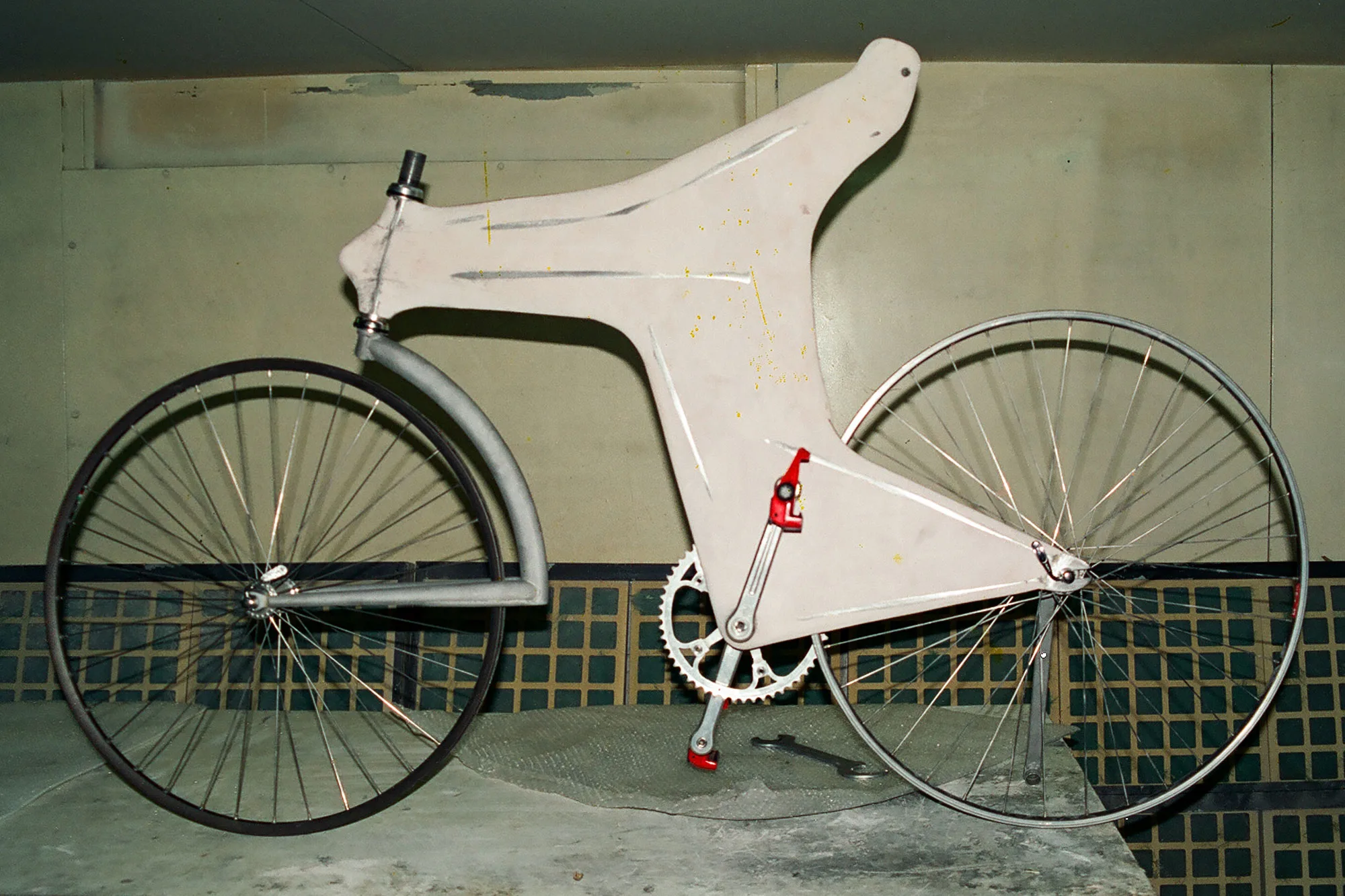 Serie documental 'Fausto Talks' sobre las icónicas bicicletas Pinarello, prototipo montable Espada fabricado con un marco de aluminio con revestimiento de yeso